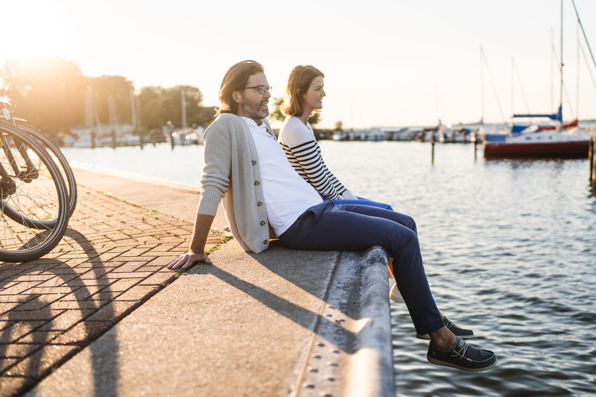 A couple that lets the feet dangle over the port edge in Stahlbrode.